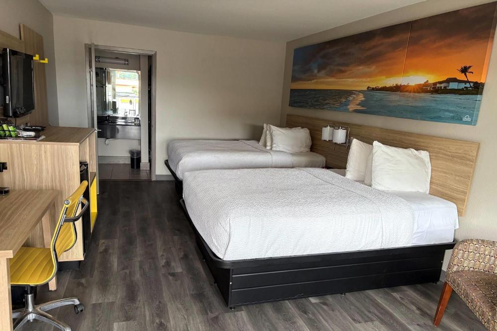 Deluxe Queen Room with Two Queen Beds - Non-Smoking interior