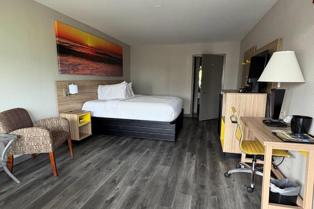 Deluxe King Room with Bathtub w/Grab Bars - Mobility Accessible/Non-Smoking interior